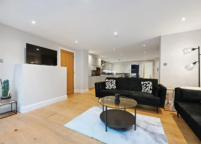 Stunning 2 Bed Basement Flat In Hammersmith