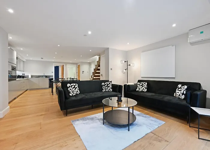 Stunning 2 Bed Basement Flat In Hammersmith