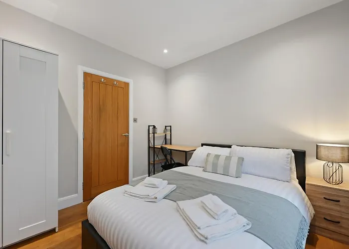 Stunning 2 Bed Basement Flat In Hammersmith